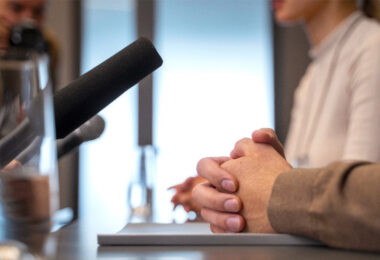 Não cabe indenização por críticas políticas baseadas em fatos de interesse público